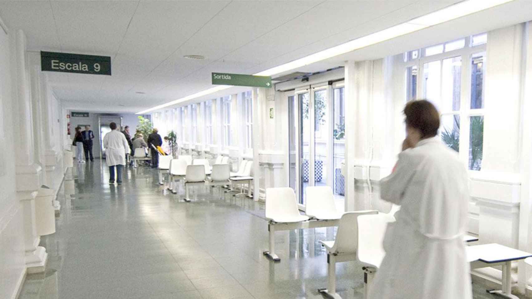 Pasillo del Hospital Clínic Barcelona, el de referencia en Cataluña / CG