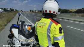 Un agente de Mossos d'Esquadra, que han cortado un carril por el accidente / EP