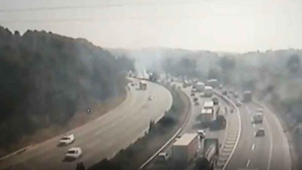 El incendio de la vegetación en la mediana de la AP-7 ha obligado a cortar la vía en sentido sur a la altura de Sant Cugat del Vallès (Barcelona) / TRÀNSIT