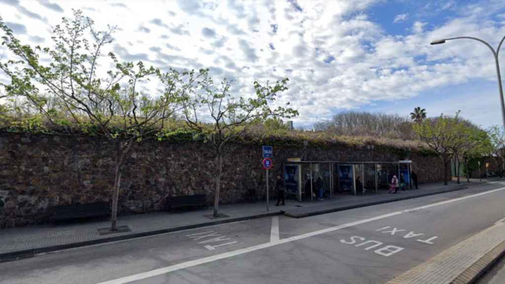 Parada de autobús entre la avenida de la Generalitat y Plaza Europa (Viladecans) donde un menor abusó de una mujer / GOOGLE STREET VIEW