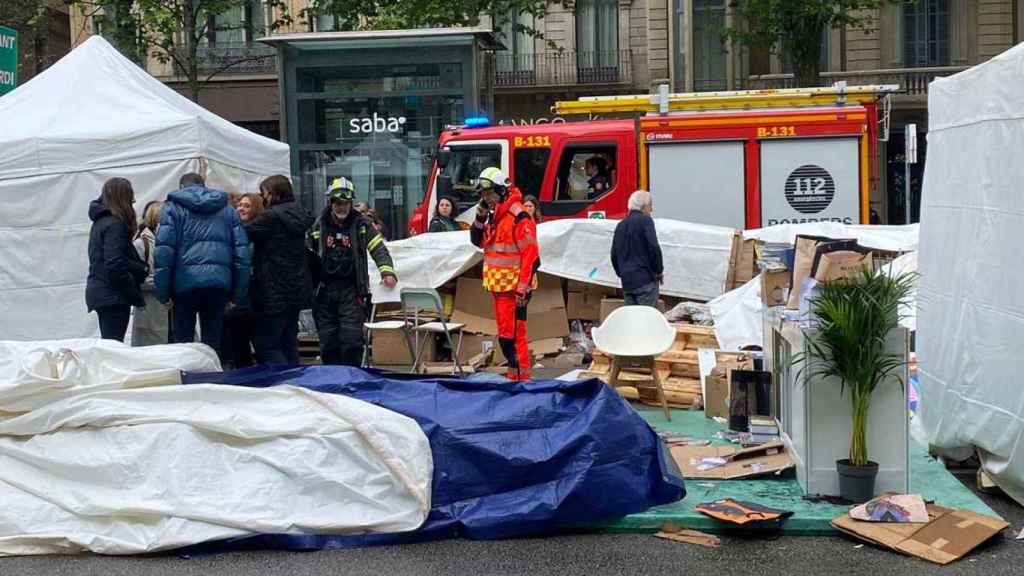 Las tormentas de granizo derrumban varias carpas en el paseo de Gràcia / SARA CID - CG