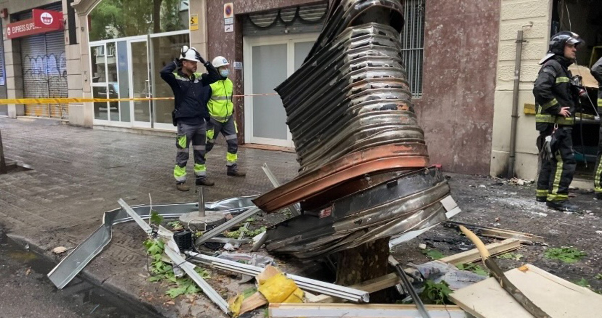Estado en el que ha quedado la persiana del bar Champi tras la explosión / NOELIA CARCELLER