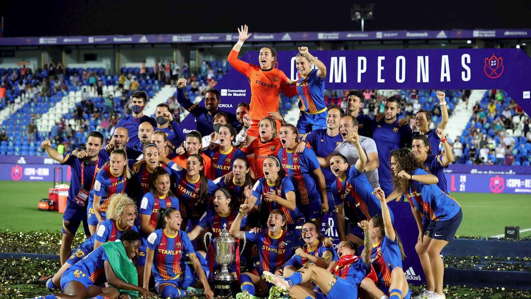 Las jugadoras del equipo femenino del Barça, celebrando la Copa de la Reina tras ganar al Levante en la final (4-2). Un título que pone la guinda a su 'triplete' de esta temporada, tras conseguir la Champions y la Liga / EFE - JUANJO MARTÍN