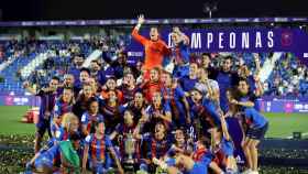 Las jugadoras del equipo femenino del Barça, celebrando la Copa de la Reina tras ganar al Levante en la final (4-2). Un título que pone la guinda a su 'triplete' de esta temporada, tras conseguir la Champions y la Liga / EFE - JUANJO MARTÍN