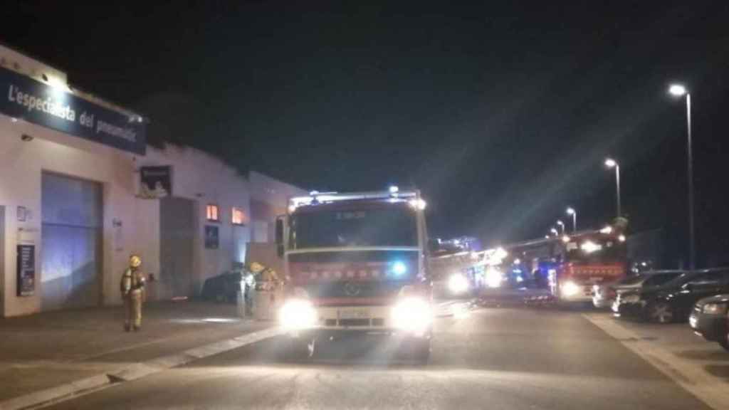 Los bomberos intervienen en un incendio nocturno / BOMBEROS