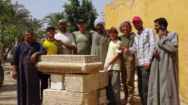 Equipo excavador del Museu Egipcio de Barcelona con parte de los bloques encontrados en Sharuna (Egipto) de un templo ptolemaico / MUSEo EGIPCIO DE BARCELONA