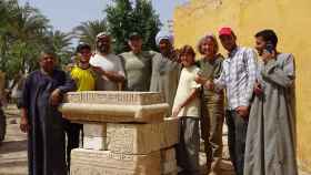 Equipo excavador del Museu Egipcio de Barcelona con parte de los bloques encontrados en Sharuna (Egipto) de un templo ptolemaico / MUSEo EGIPCIO DE BARCELONA