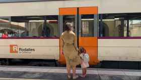 Un tren de Rodalies detenido en una estación / EP