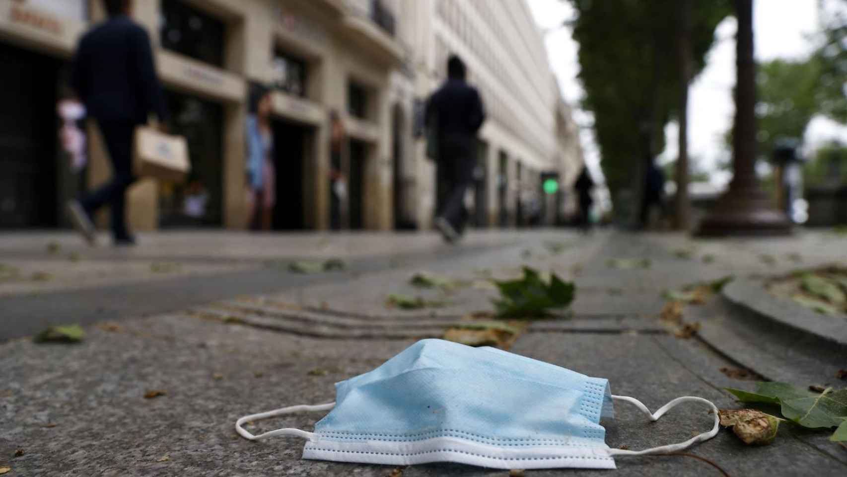 Una mascarilla tirada en plena calle / EFE