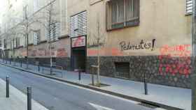 Pintadas de pederastas y encubridores en el colegio Maristas de Les Corts / MANUEL BARBERO