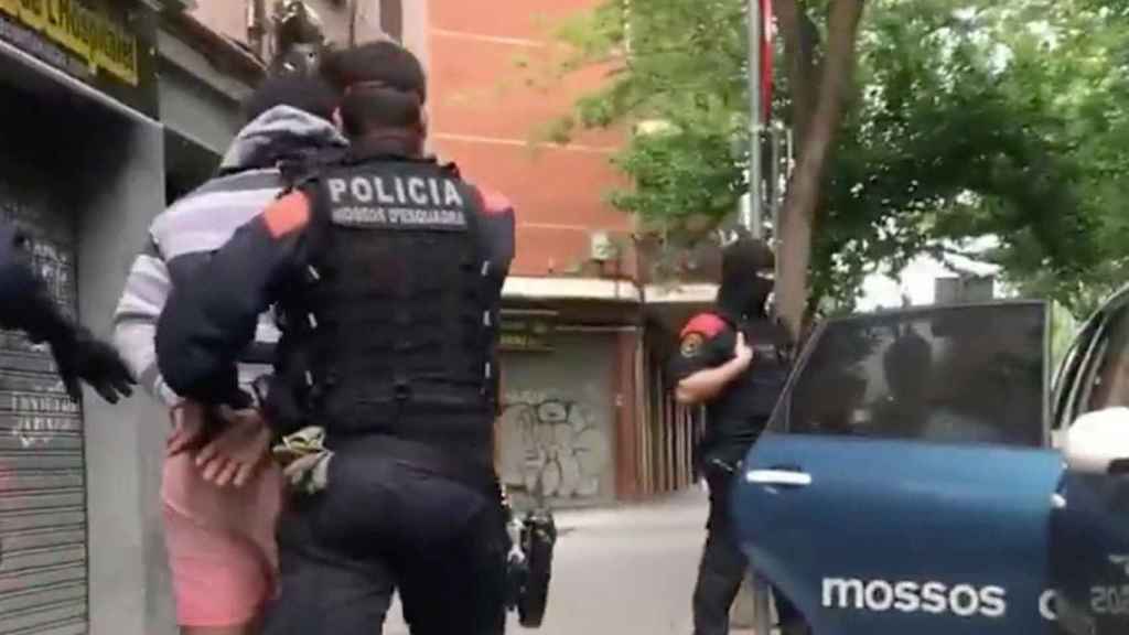 Los Mossos d'Esquadra con uno de los jóvenes detenidos por vender droga en su piso durante el estado de alarma / INTERIOR