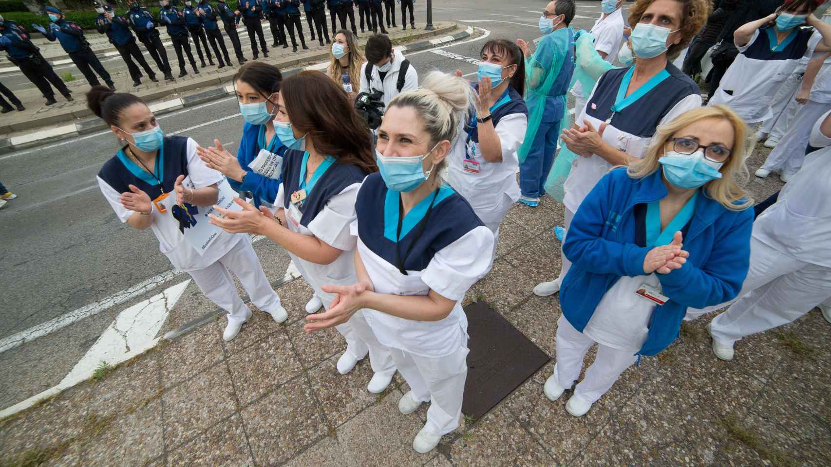 Sanitarios de la Fundación Jiménez Díaz homenajean a sus pacientes / EP