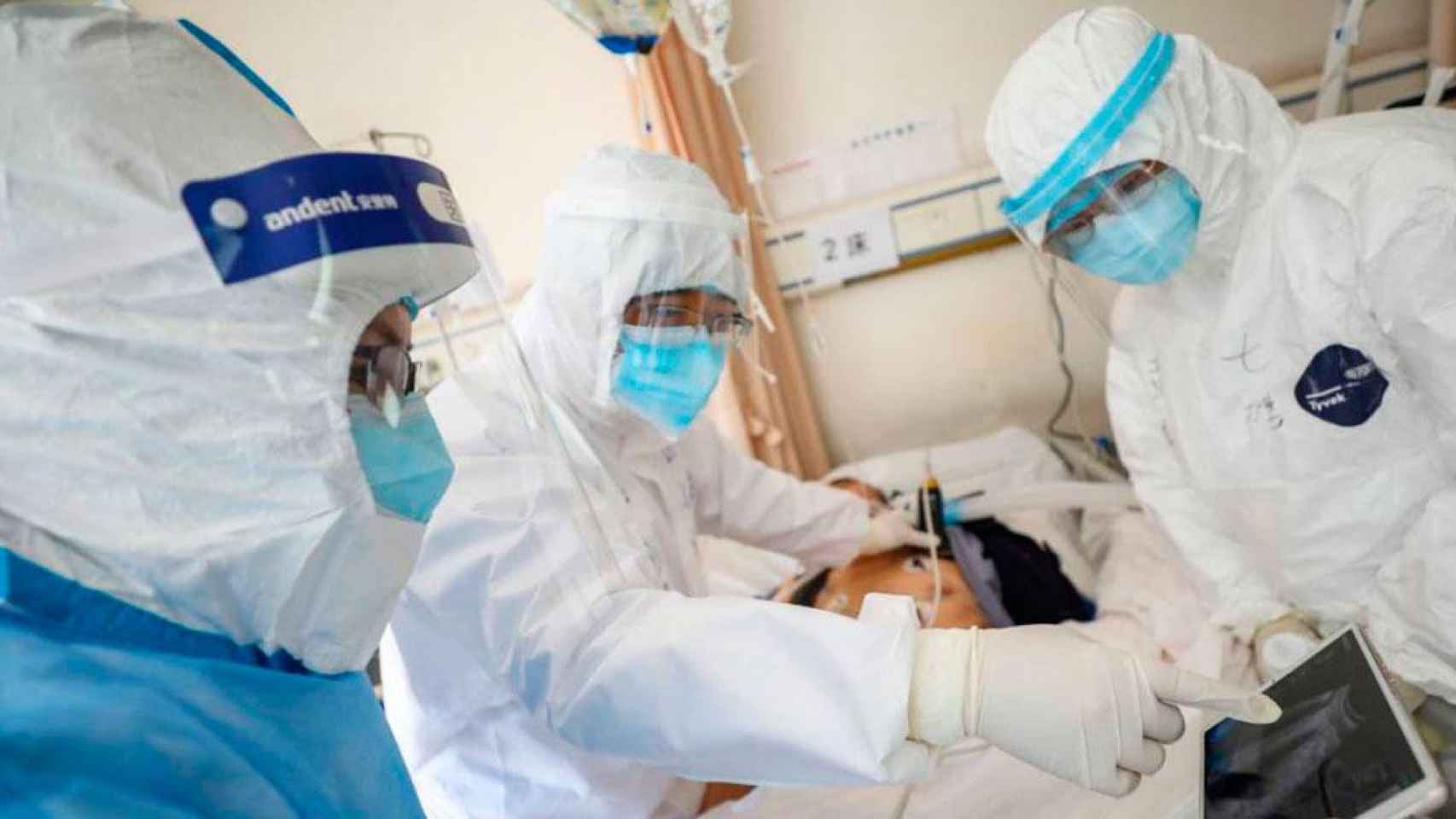 Tres doctores exploran a un paciente en un hospital de Wuhan / EFE