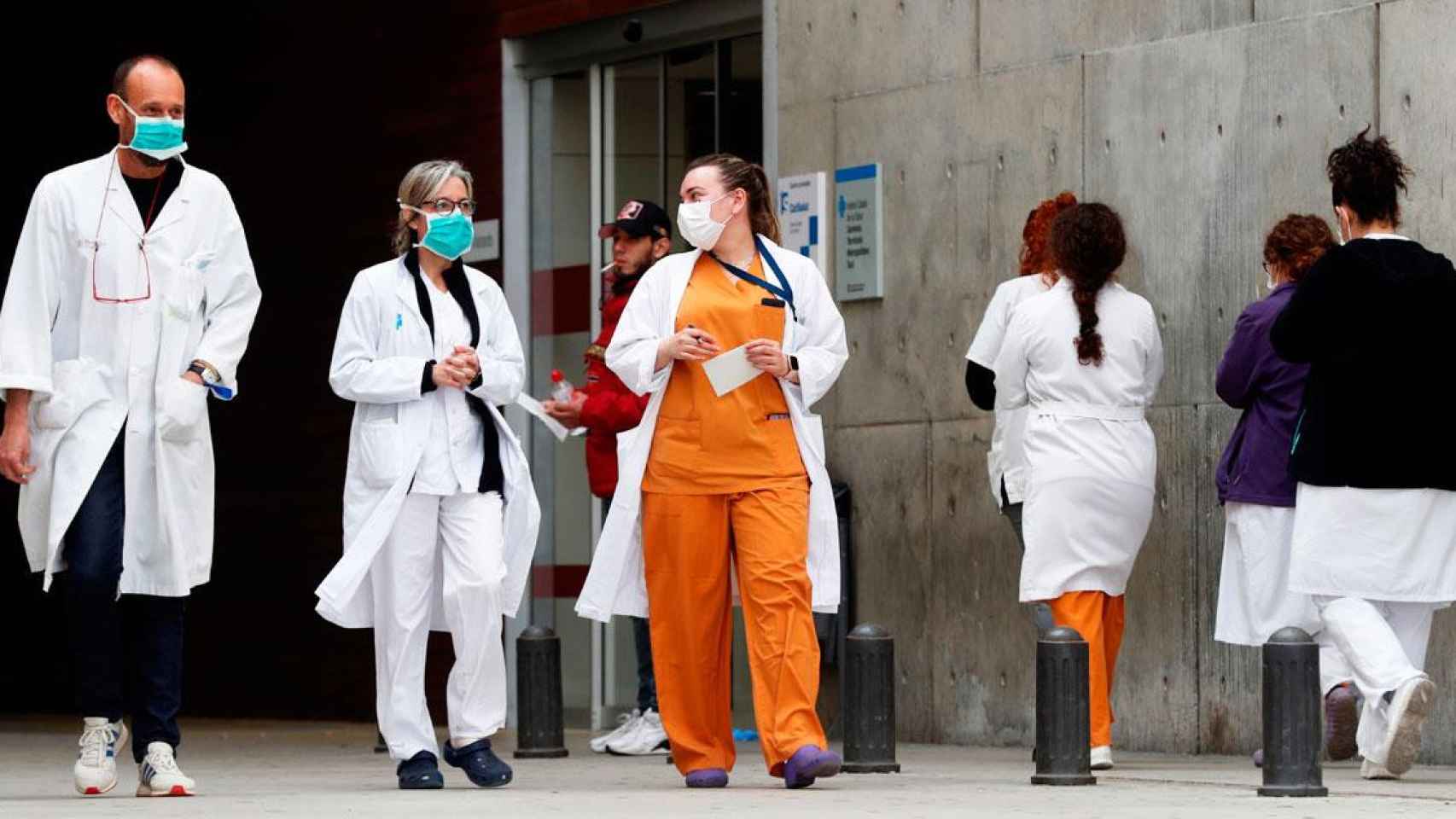 Personal médico con mascarillas en un hospital de Cataluña