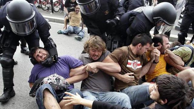 Antidisturbios de los Mossos desalojan plaza Catalunya en mayo de 2011 / EFE
