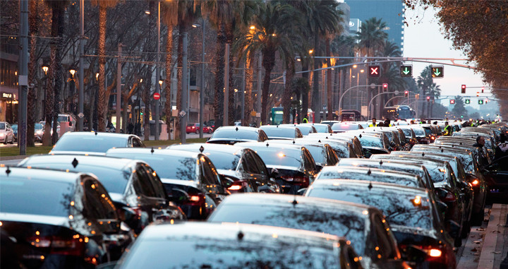 La avenida Diagonal tomada por los vehículos VTC, las habilitaciones que usan Uber y Cabify / EFE