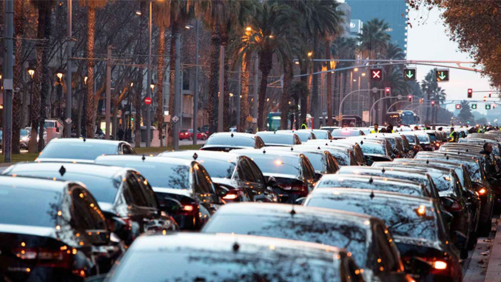 La avenida Diagonal tomada por los vehículos VTC, las habilitaciones que usan Uber y Cabify / EFE