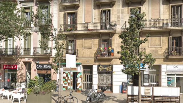 Vista del edificio en la calle Aragó de Barcelona donde ha ocurrido el incendio / GOOGLE