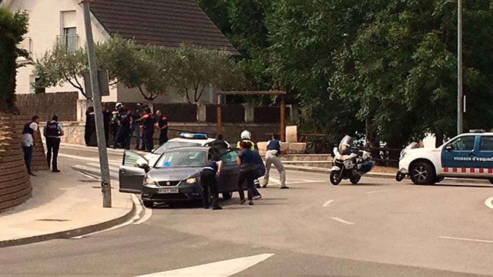 Imagen de la agresión a dos policías locales de Gavà, en Barcelona / CG