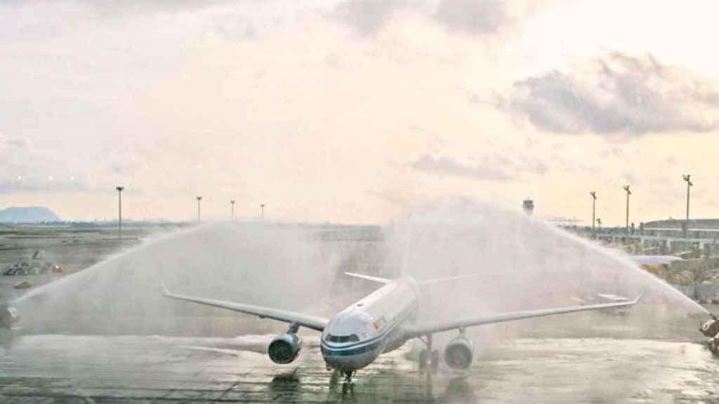 El vuelo de Shanghái a Barcelona de Air China del viernes, durante el tradicional bautismo con agua en El Prat / AENA