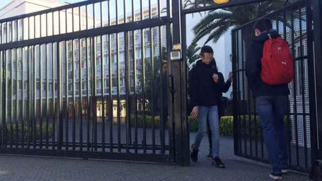 Alumnos entrando y saliendo del Liceo Francés de Barcelona en plena jornada de huelga / CG