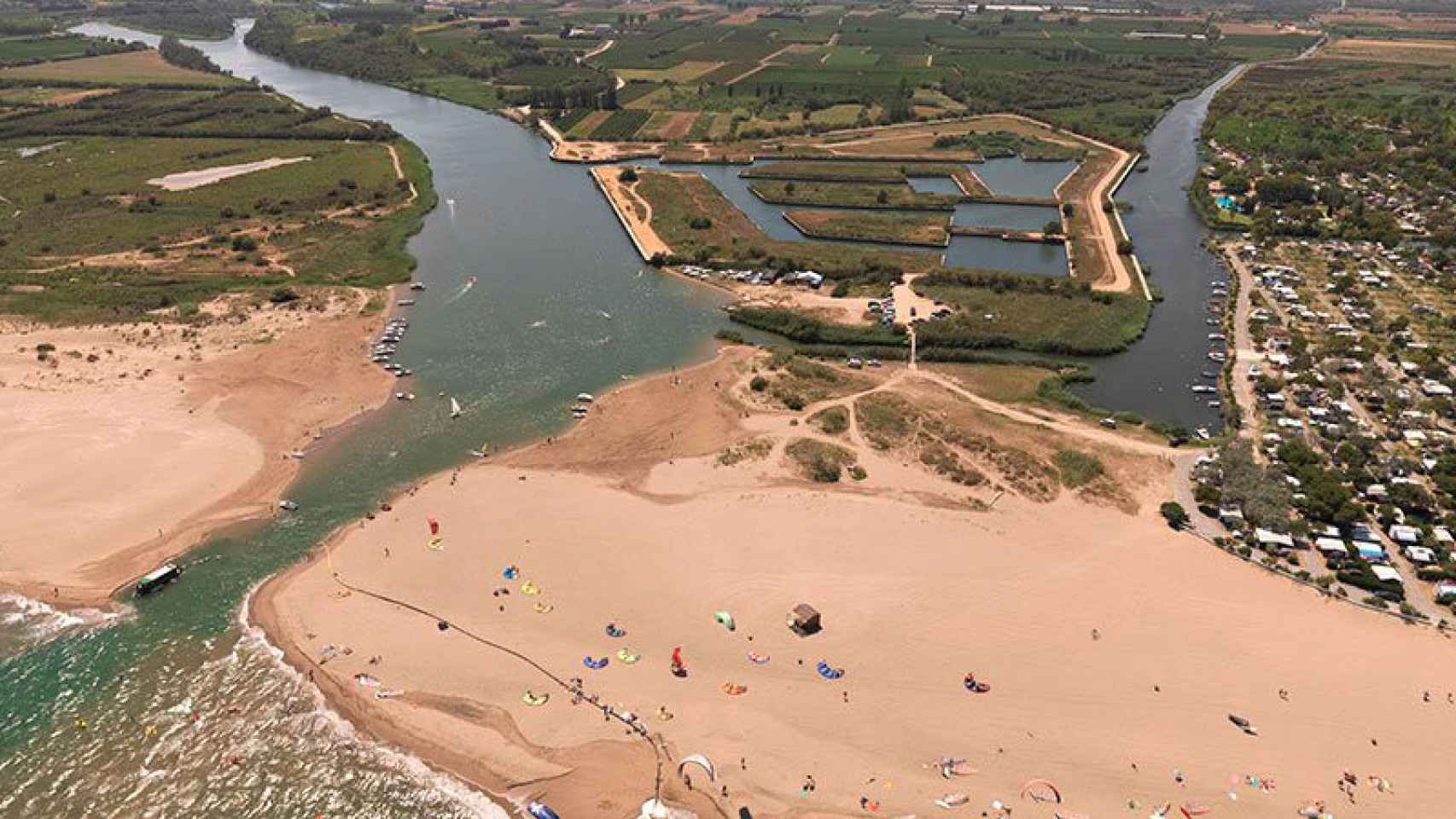 Emplazamiento donde iba a levantarse la urbanización y el puerto deportivo de la desembocadura del río Fluvià.