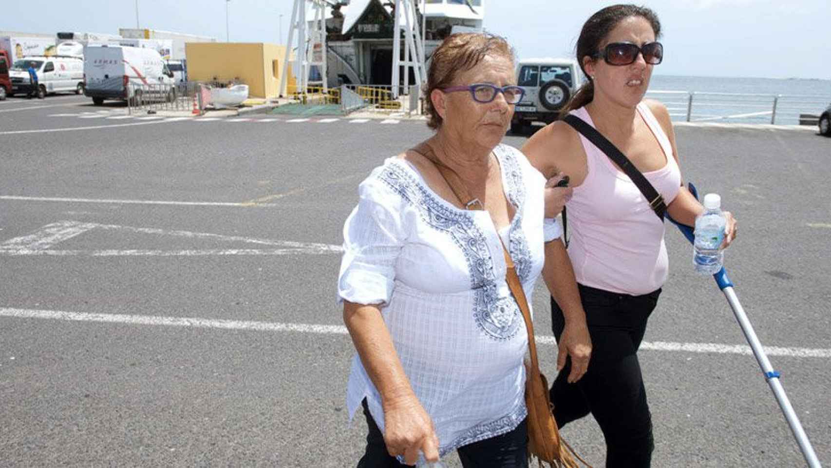 Josefa Hernández (izquerda) en el puerto de Fuerteventura