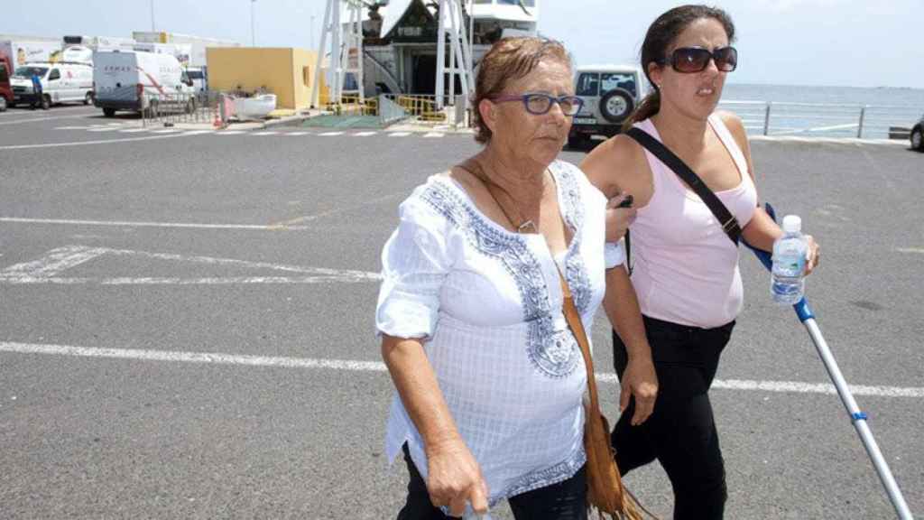 Josefa Hernández (izquerda) en el puerto de Fuerteventura