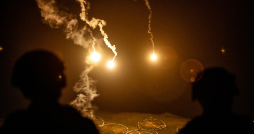 Los soldados hacen guardia mientras se disparan bengalas durante los ejercicios militares conjuntos con fuego real en un lugar no revelado del condado de Pingtung / EUROPA PRESS