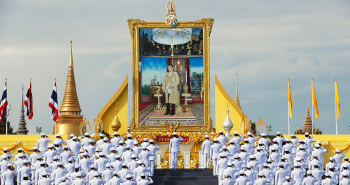 El primer ministro tailandés Prayut Chan-o-cha (c) encabeza su gabinete y funcionarios gubernamentales en el saludo al retrato del rey tailandés Maha Vajiralongkorn Bodindradebayavarangkun durante una ceremonia de juramento de lealtad para convertirse en funcionarios públicos legales - EFE/EPA/RUNGROJ YONGRIT
