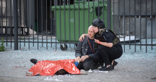Una policía reconforta al padre de un chico de 13 años que ha muerto durante un ataque ruso a la ciudad ucraniana de Kharkiv - Hector Adolfo Quintanar Perez/ZUMA Press Wire/dpa/EP