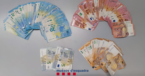 Dinero intervenido durante uno de los registros / MOSSOS