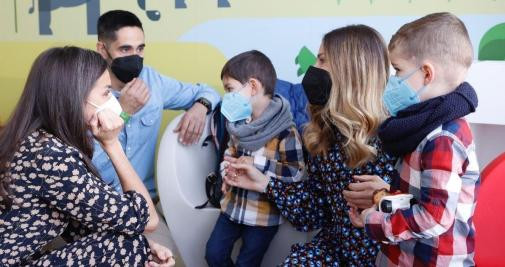 La reina Letizia saluda a dos pacientes durante su visita al centro de Protonterapia de QuirónSalud