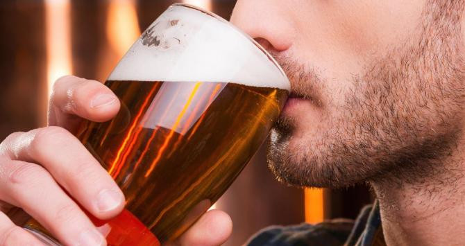 Un hombre bebiendo cerveza / PIXABAY