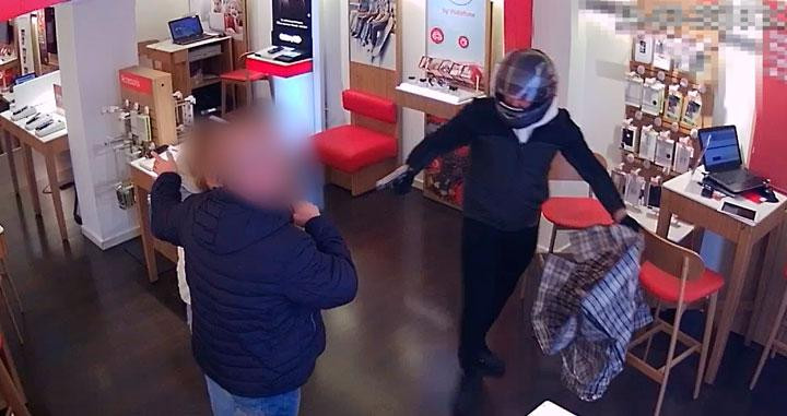 Atraca una tienda de telefonía a punta de pistola / MOSSOS D'ESQUADRA