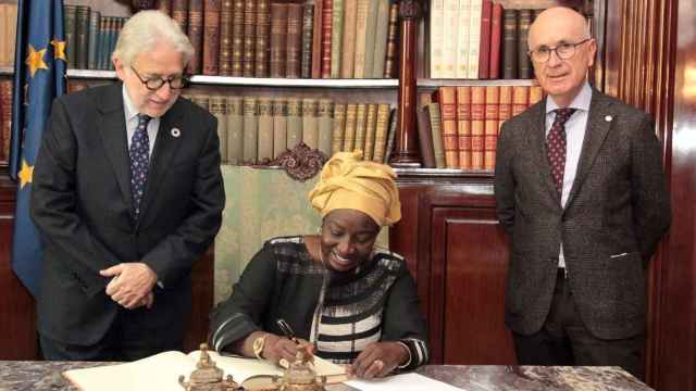 La ex primera ministra de Senegal, Aminata Touré (c), firma el libro de honor de Foment del Treball, flanqueada por el presidente de la patronal catalana, Josep Sánchez Llibre (i), y Josep Antoni Duran i Lleida (d) / FOMENT