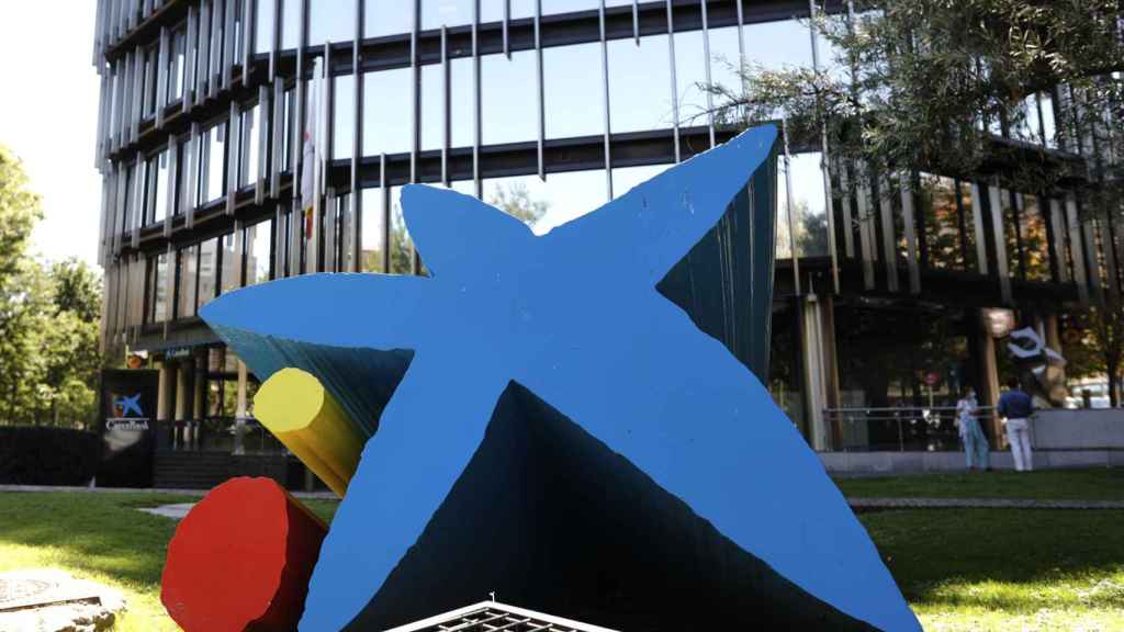 Logo de Caixabank frente a la sede del banco en Madrid / EP