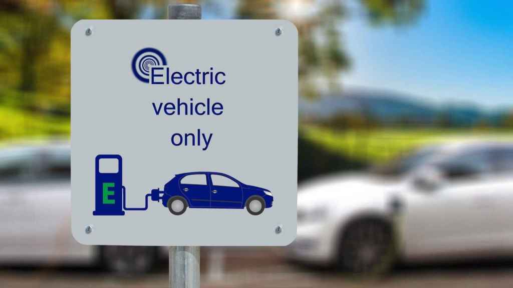 Un cartel en el que se avisa de un punto de recarga de coches eléctricos / PIXABAY