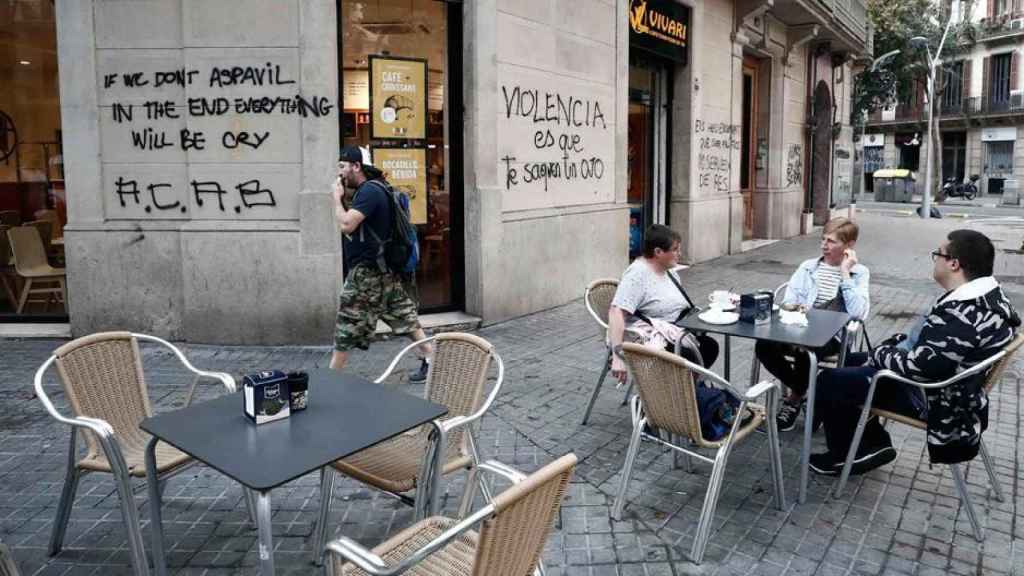 Imagen de una terraza de Barcelona con pintadas tras los disturbios provocados por los CDR / EFE