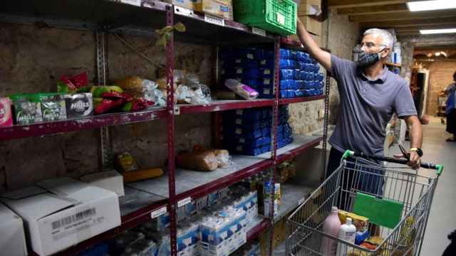 Un voluntario del Banco de Alimentos coloca productos en una estantería / FUNDACION LA CAIXA