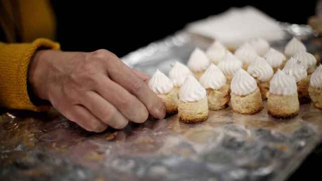 Imagen de una persona cocinando repostería / EP