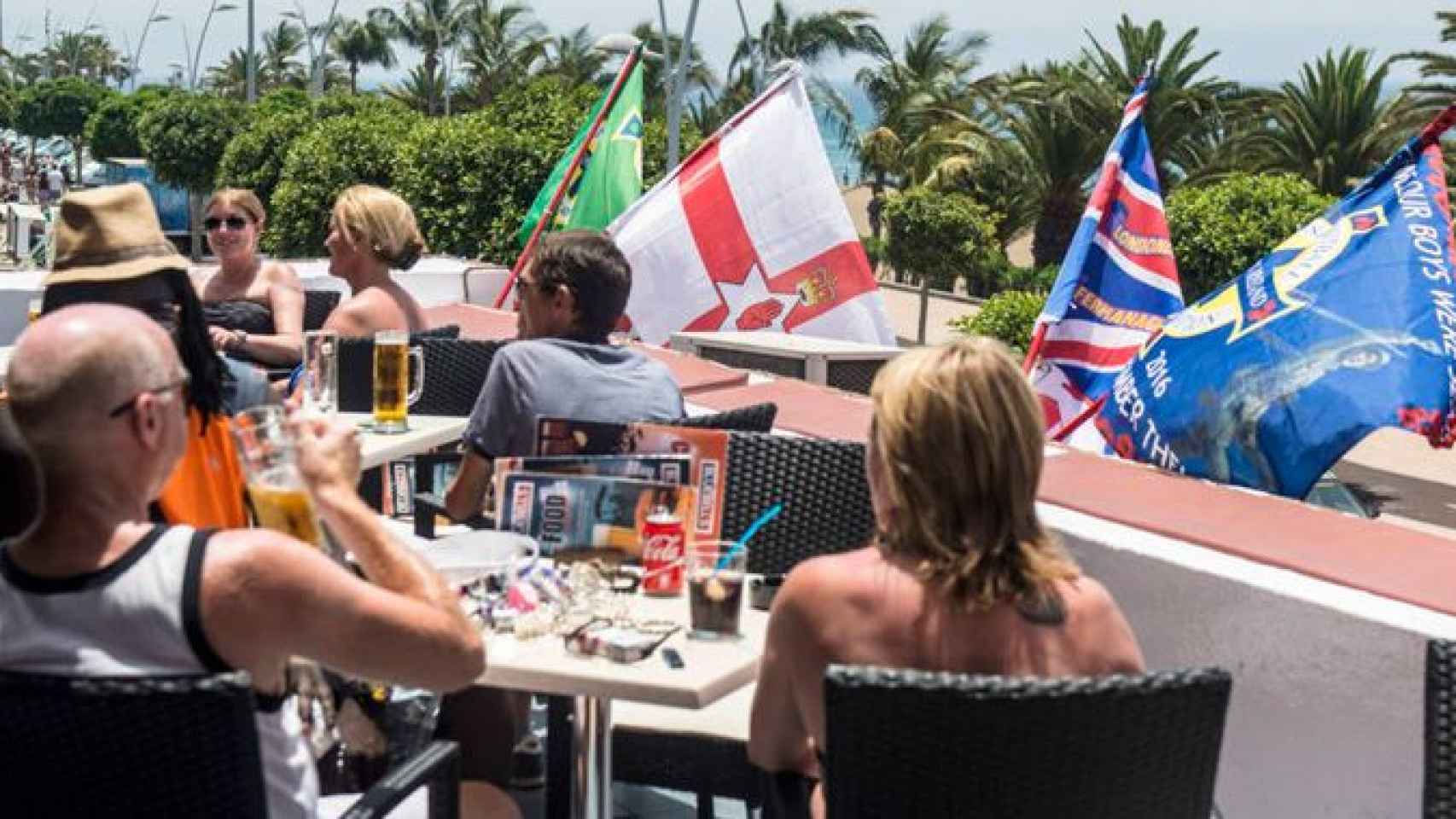 Turistas británicos en una terraza de Lanzarote / EFE