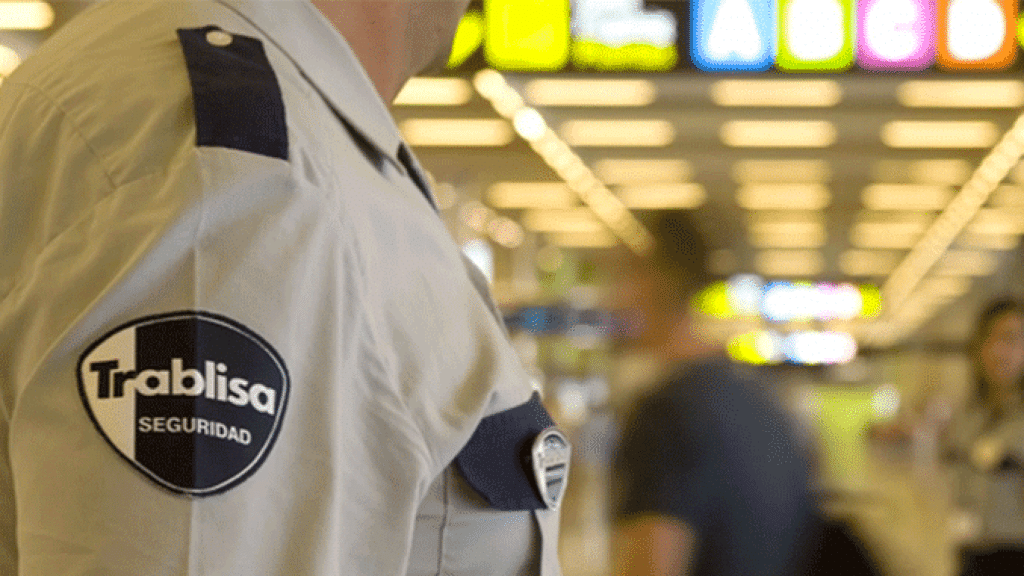 Un vigilante de seguridad en un aeropuerto / TRABLISA