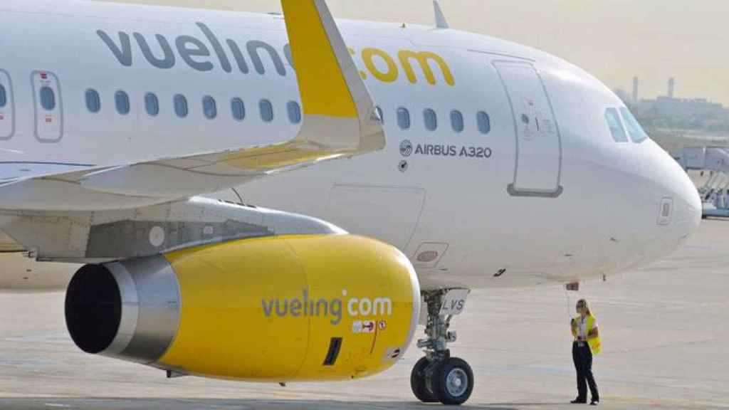 Imagen de una aeronave de Vueling en pista / EFE