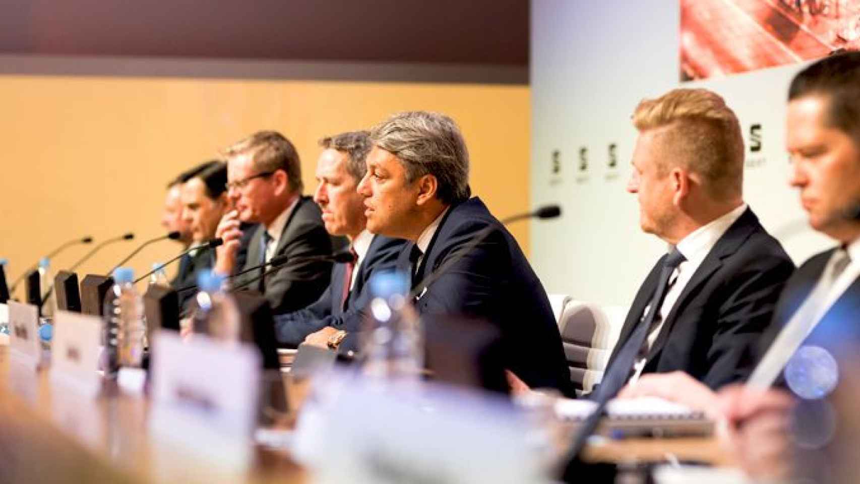 Luca de Meo (c), el presidente de Seat, junto al resto de la cúpula de la automovilística en la presentación de los resultados de 2017 / SEAT