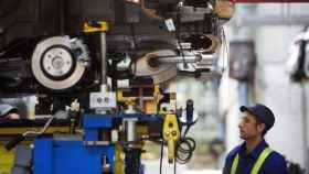 Un trabajador de la industria automovilística, en una foto de archivo / EFE