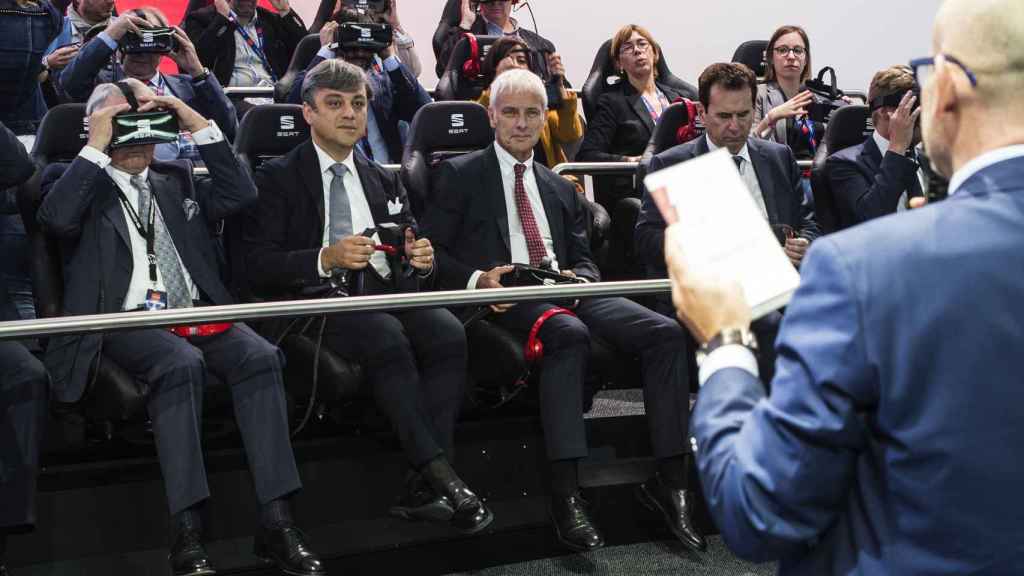 Matthias Müller (centro a la derecha), presidente del Grupo Volkswagen, y Luca de Meo (centro izquierda), responsable de Seat, en una presentación de producto de la firma española en el Salón del Automóvil de París / CG