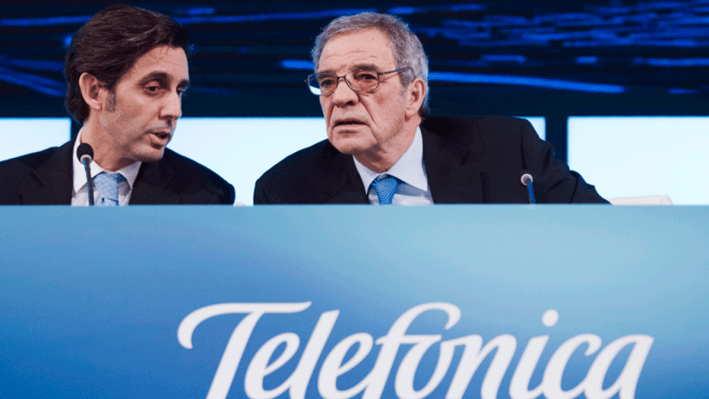 José María Álvarez-Pallete (i), presidente de Telefónica, junto a su predecesor, César Alierta.