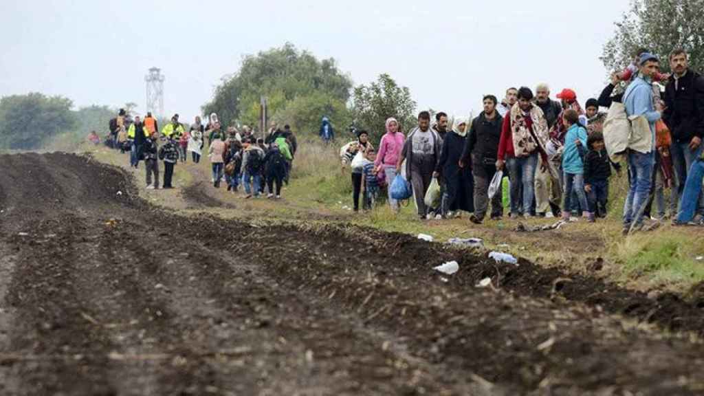 Refugiados a su llegada a un centro en Roszke (Hungría)