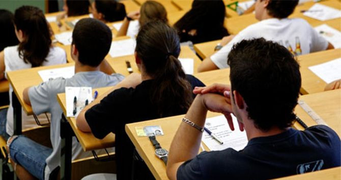 Grupo de estudiantes realizando un examen / EFE